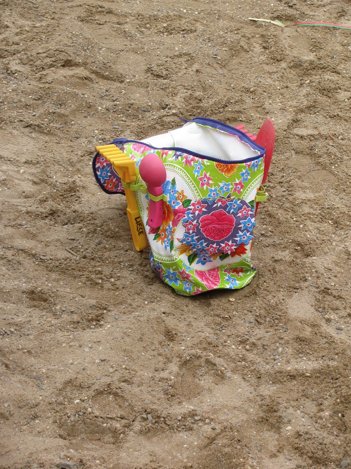 Tasche für Sandspielzeug mit Gummiband zum Einstecken von Schaufeln